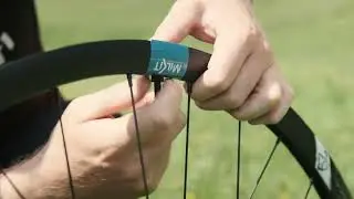 HOW TO INSTALL TUBELESS TYRES IN ONE MINUTE - Dan Wolfe x milKit