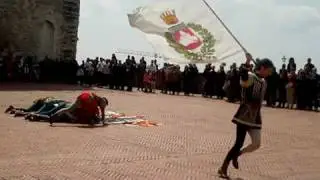 Piazza Grande, 25 aprile 2010 - il fiocco