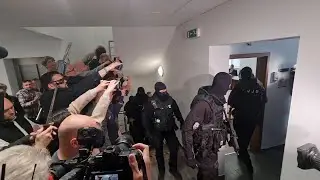 🔴 Mikul&aacute;&scaron; Čern&aacute;k pozdravil pri pr&iacute;chode na s&uacute;d | Aktuality