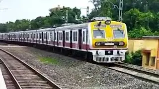 LOCAL ELECTRIC TRAIN || TRAIN IS COMING TO STATION #SHORT TRAIN || #INDIA