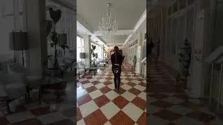 Subbi walks handcuffed through the whole hotel / Subbi spatziert gefesselt durchs ganze Hotel