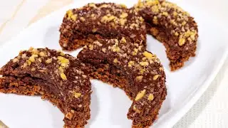 Prăjitura copilăriei: Semilună cu cacao și multă nucă!