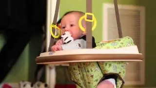 Oliver bounces in Graco Bumper Jumper (part 1)