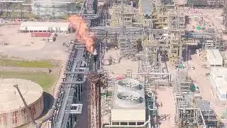 Chimenea Flare // vista desde el r&iacute;o