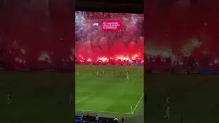 De Ajax Ultras herdenken hun overleden vriend met dit optreden tijdens Ajax tegen Groningen.