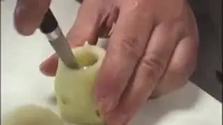 PELER et VIDER UNE POIRE