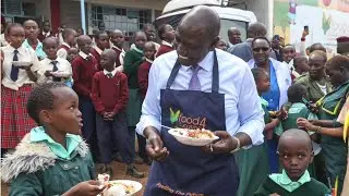 SEE  PRESIDENT RUTO SERVING & EATING FOOD WITH PRIMARY SCHOOL KIDS IN ROYSAMBU!!
