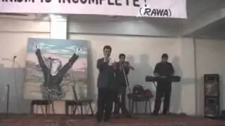 محمود کاروان در حال اجرای آهنگ میهنی در محفل &laquo;راوا&raquo;