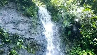 Suara air terjun alami