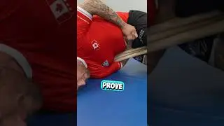 У этого парня черный пояс по джиу-джитсу 😳 #шорты