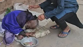 রাস্তায় অসহায় চাচাকে খাবার দিলাম | Helping a Poor Uncle on Street | Humanitarian Act
