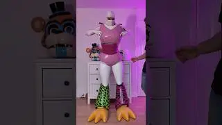 A suit up Video of my Glamrock Chica cosplay! I cannot get into this by myself 😂 #glamrockchica