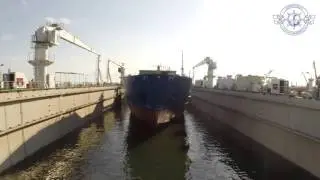 Floating dry dock 