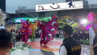 Bangkok - Security guard and performance #bangkok #thailand #siamparagon #songkran #music #newyear