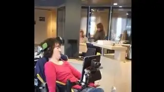 Ik red mezelf dankzij mijn adremo rolstoel en spraakcomputer. Kijk je even mee in mijn leven?