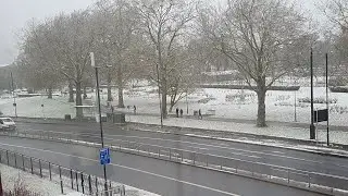 LONDON SNOW 2022 - Snow in Slough Salt Hill Park