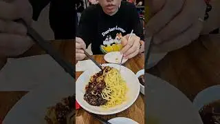 Eating Jajangmyeon at Paik's Noodle Suntec 😱😋 #jajangmyeong #paik #noodle #vinegar #food #Singapore