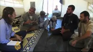 Displaced Syrian people distrust armed group