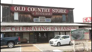 Семьи из Джексона собрались в магазине Old Country Store на завтрак в честь 41-й годовщины.