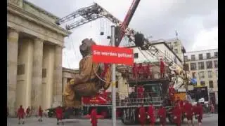 Riesen in Berlin - Both leaving the Pariser Platz - 2009-10-04