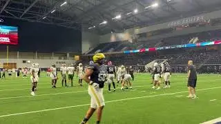 Матч East-West Shrine Bowl 1 на 1: линия нападения против линии защиты (команда Востока)
