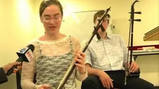 American students play Chinese music instruments