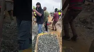 Chargement du gravier en brouettes 🔥 | On passe &agrave; l&rsquo;action !