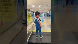 Funny Escalator🤪😀no fear to little kid #shorts #viral #escalator