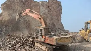 EXCAVATOR POWER: Breaking a Hill like a Pro!” #excavators #stonemachinery #jcb #mining #drilling