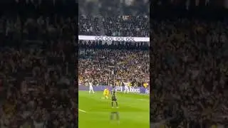 🤍👐 Everyone in the Santiago Bernab&eacute;u doing Jude Bellingham's celebration.