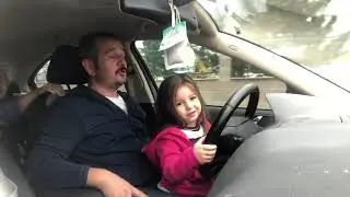 Zilan Duru araba s&uuml;r&uuml;yor (trafikte değiliz :))