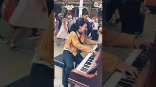 Chica hace Llorar Piano a Mitad de Londres