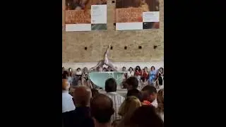 Una ballerina nell&rsquo;acqua incanta Urbino: danza, tuffi e magia alla Festa del Duca