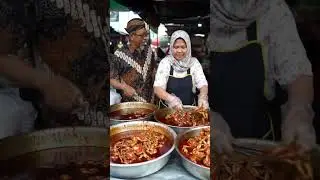 Couple Sells Jumbo Spicy Frogs in Giant Bowls &ndash; Asian Market Madness!