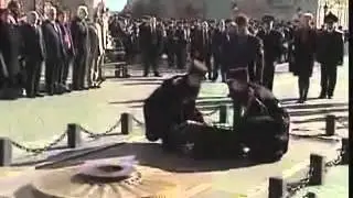 D&eacute;p&ocirc;t de gerbe sur la tombe du soldat inconnu par le pr&eacute;sident russe