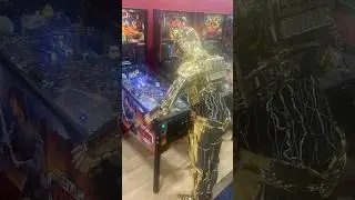 C-3PO играет в пинбол Stern Star Wars на выставке CES @CES @sternpinballinc @StarWars