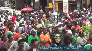 Mbu Muky. Namayanja Florence azaala Mayor Mulindwa Micheal Nakumusana era Maama we amuwa ekitiibwa🤣🤣