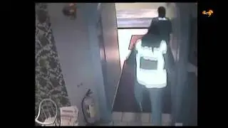 &Ouml;vervakningsbilderna visar hur g&auml;rningsm&auml;nnen g&aring;r till attack
