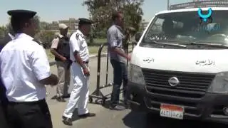 مدير أمن السويس يضع ملصقات بالتعريفة الجديدة بنفسه على سيارات الاجرة