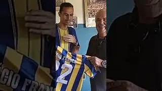 Prefeito In&aacute;cio Franco,recebe camisa do R&iacute;o branco de presente.