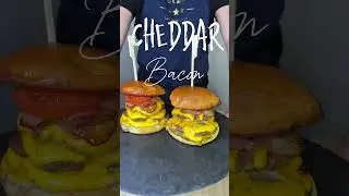 Le meilleur burger maison pr&ecirc;t en 10 minutes ? Triple bacon cheddar  #recette #burger #recipe