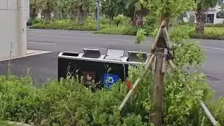 Several trash cans played a piano piece in the strong wind.🎶🎶