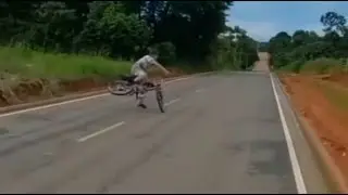 Compilado de Risadas: Tombo de Bicicleta, Quedas Engra&ccedil;adas e Sustos Inesperados! 🌳😂#funny #humor