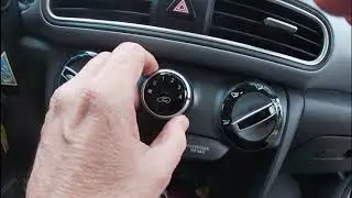Установка резистора электродвигателя вентилятора отопителя в Hyundai Kona 2018 года.