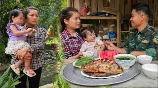 The real life of a 17 year old girl harvesting wild vegetables to sell - eating with her husband