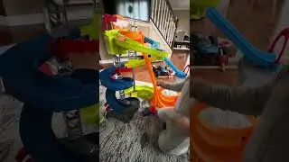 Игровой набор Fisher-Price Little People Hot Wheels Spiral Stunt Speedway | Обзор детской игрушки