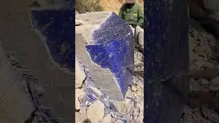 Вырубка огромного валуна из необработанного лазурита