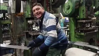 Sheet metal ki power press seat mein tark par rakh rahi thi sheet metal Power corporation hai le