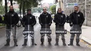 Neonazistas protestam em Estocolmo sob vaias