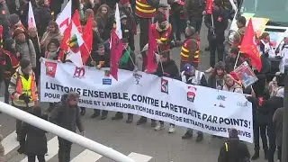 Scioperi in agguato in Francia e i sindacati aspettano Macron al varco